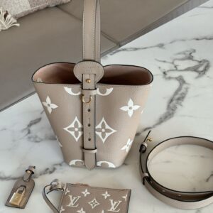 410 head layer cowhide box
size：18*16cm
ALL IN BB Cowhide Heavy Attack
Who wouldn't be confused after reading this!
I didn't expect to like it more and more as I watched it
All in BB's stunning beauty
25ss bucket bag