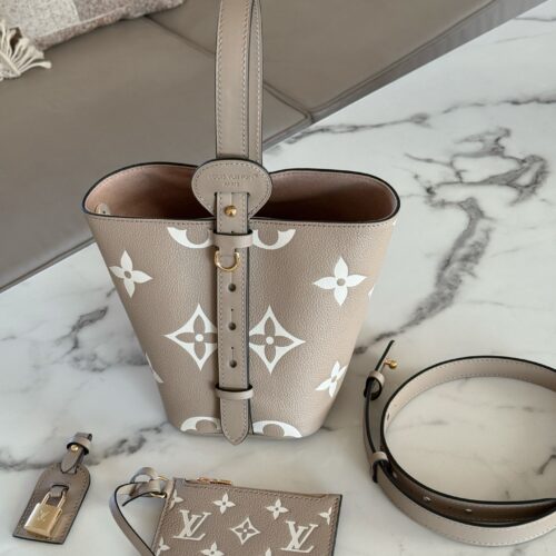 410 head layer cowhide box
size：18*16cm
ALL IN BB Cowhide Heavy Attack
Who wouldn't be confused after reading this!
I didn't expect to like it more and more as I watched it
All in BB's stunning beauty
25ss bucket bag