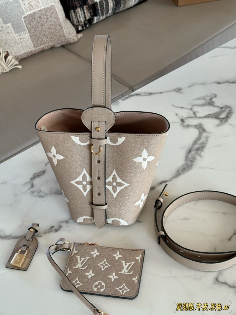405373effc.jpg 410 head layer cowhide box
size:18*16cm
ALL IN BB Cowhide Heavy Attack
Who wouldn't be confused after reading this!
I didn't expect to like it more and more as I watched it
All in BB's stunning beauty
25ss bucket bag