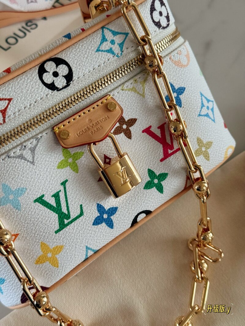 40564d7d78.jpg 520 Choose a Bag for Girlfriend
280 box upgrade version
size:19*12cm
L Home Vanity Small Box White Tri Color
?? Configure two shoulder straps
Super convenient and practical!
Who really sees who falls in love
The feeling of sinking at a glance u...
