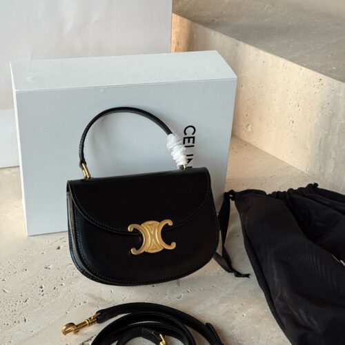 250 box cowhide
size：16*12.5cm
Celine's latest Arc de Triomphe handbag is here!
Between the medium-sized bag and the mini bag
One size
Both practical and cute enough!
I can't put down my phone