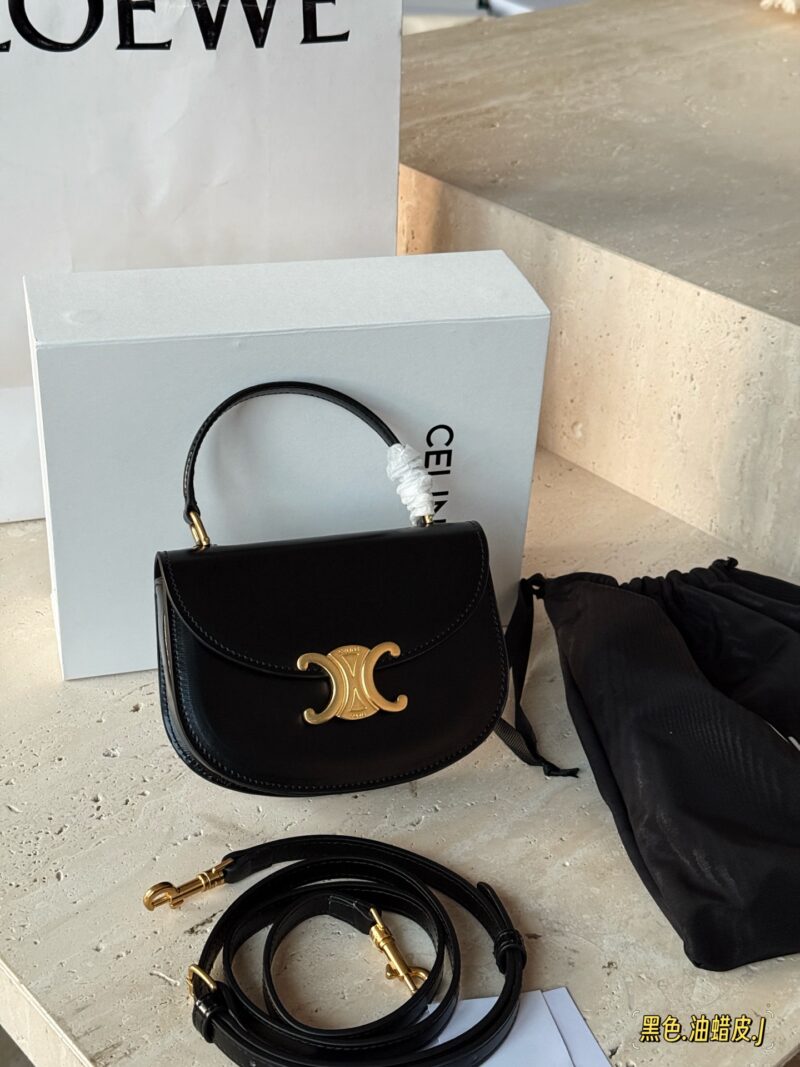 405c0a3014.jpg 250 box cowhide
size:16*12.5cm
Celine's latest Arc de Triomphe handbag is here!
Between the medium-sized bag and the mini bag
One size
Both practical and cute enough!
I can't put down my phone
