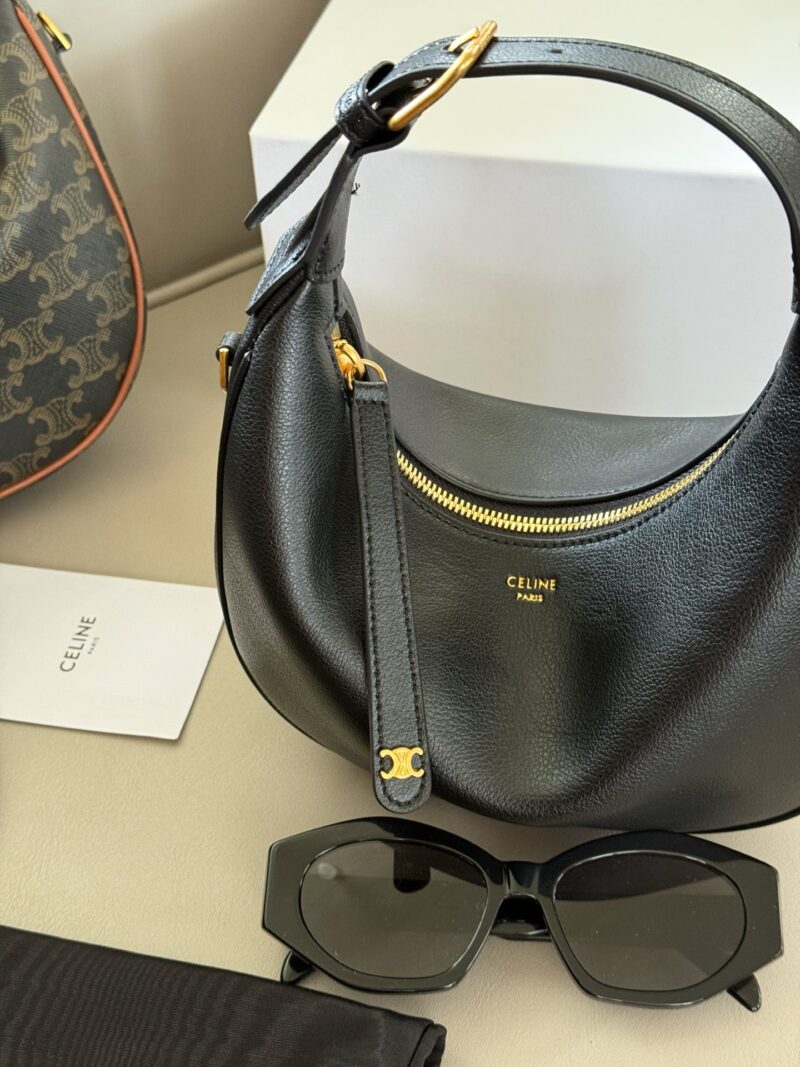 406007d063.jpg 200 boxes
A gift that both mom and I would love
Size: Upper width 24 * 15cm
CELINE's latest handbag, Teen LULU
Handheld, shoulder back, and crossbody can be switched freely,
Single shoulder back with casual elegance!