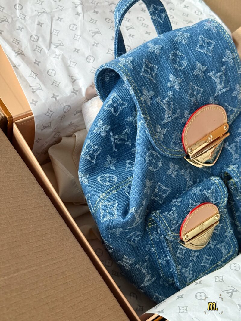 407030a49d.jpg 320 box m
size:20*20cm
24 Spring L Home Denim Denim New Collection
Rocket at the beginning of the New Year
What a cute one
Vintage tannin backpack
Very suitable for summer y2k style, looking forward to living in summer!