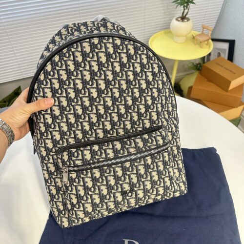 Classic canvas bag paired with cowhide, perfect for both men and women in spring and summer retro style. This bag hits the heart with just one glance, featuring a neutral blue herringbone embroidery and vintage waterproof technology fabric. Dior's co...