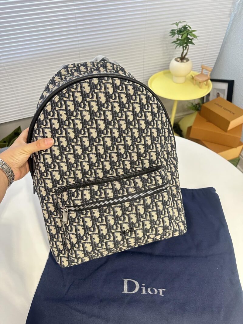 Classic canvas bag paired with cowhide, perfect for both men and women in spring and summer retro style. This bag hits the heart with just one glance, featuring a neutral blue herringbone embroidery and vintage waterproof technology fabric. Dior's co...