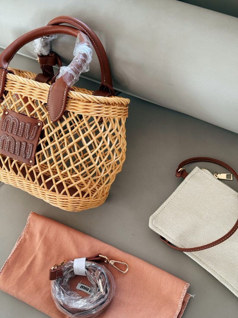 4079b6b886.jpg 250 boxes
size:24*18cm
Miumiu Summer Limited Edition|
New woven vegetable basket
A chaotic hobo bamboo woven bag with a raging fire
The cute cowhide iconic logo becomes a highlight, it's so beautiful