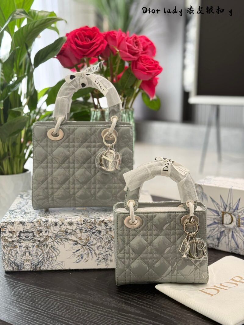 4091ed1af7.jpg Dior Concubine Bag p264p269
Three grid 17 four grid 20 patent leather silver buckle
Imported calf leather with frosted deer skin pattern and velvet lining
Precision high-density electroplating hardware silver
Adjustable leather shoulder strap with te...