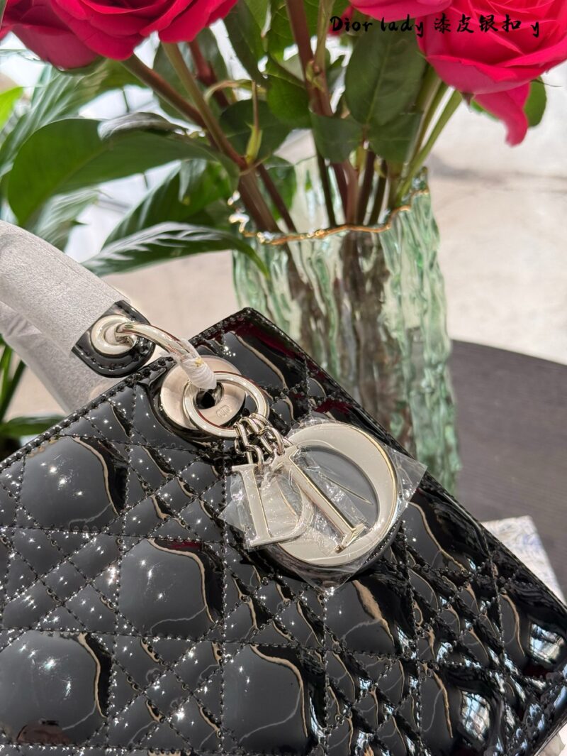 40a2108b4e.jpg Dior Concubine Bag p264p269
Three grid 17 four grid 20 patent leather black/silver buckle
Imported calf leather with frosted deer skin pattern and velvet lining
Precision high-density electroplating hardware silver
Adjustable leather shoulder strap w...