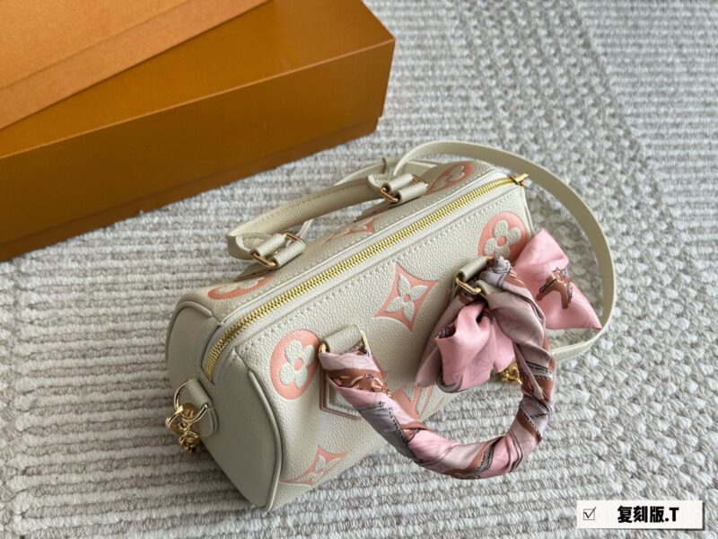 40b838b640.jpg 250 new model (with box)
size:20*14cm
L Home SS23 Speedy 20
Experience the joy of cherry blossom powder together~
Carrying a small bag, I really love it, love it~
?? Cherry Blossom
Search: Lv nano