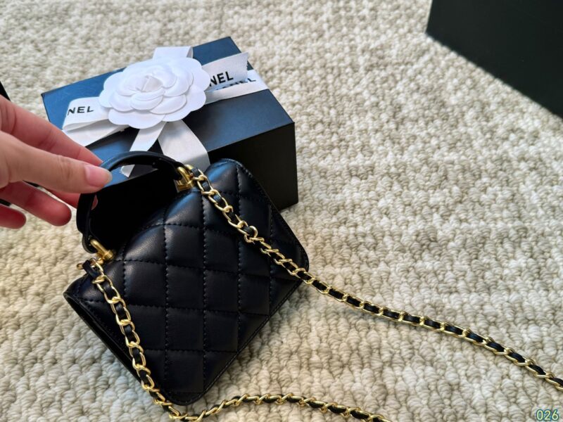 Counter Silk Scarf Gift Box
Chanel Mini Bag Chain Bag
Very suitable for this season, Chanel
The retro atmosphere instantly fills up
Size: 12 9