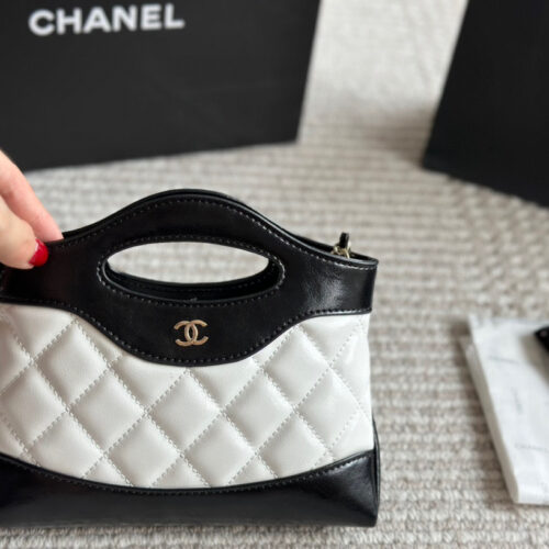 215 box upgrade version
size：22*14.5cm
Xiaoxiangjia's 23a is worth buying
Cute and Loving Horizontal Version 31
Chanel has been replicated again
The new 31 bag model has released a mini size
Who can withstand this!
Xiaoxiang's true love fans must j...