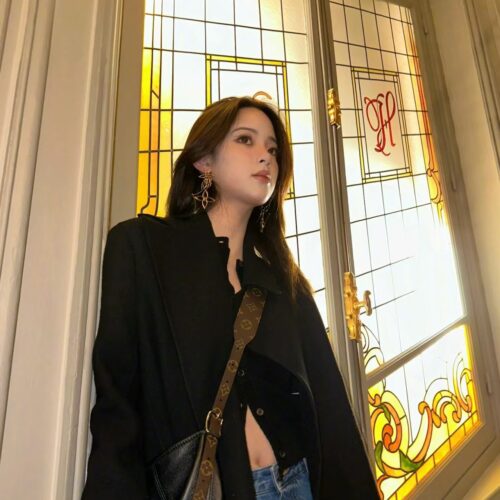 Fashionable collection! Where is the Iv girl! Compared to the old flower Carryall
The all black series adds more casualness and freedom, exuding a sense of fashion whether worn on one shoulder or crossbody | V girl ecstatic