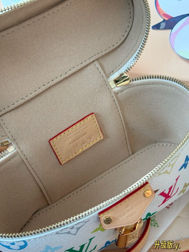 4118b10efd.jpg 280 box upgrade version
size:19*12cm
L Home Vanity Small Box White Tri Color
?? Equipped with two shoulder straps and cute dolls
Super convenient and practical!
Who really sees who falls in love
The feeling of sinking at a glance upon seeing th...