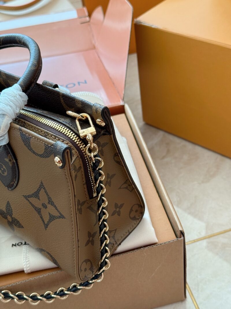 411a25cc58.jpg 265 box upgrade version
size:25*13cm
Highly anticipated by everyone!
L Home On the Go has finally released a slim shoulder strap version,
There's also an extra leather chain under the armpit back
Recommend this bag type! Super practical
This small ...