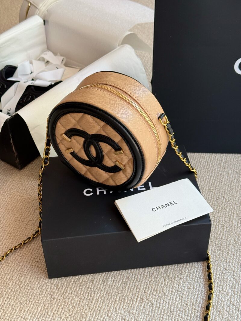 41213312b5.jpg 185 boxes
size:13*8cm
My Chanel small round cake
It's really mini! It looks great too!
But don't worry, basic items such as keys, lipstick, wireless headphones, and change can all be put in drops!