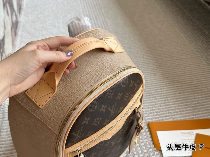 430 layer cowhide
size：32*43cm
The recently popular new backpack
Hobo cargo is on fire!
Because of the upper body! Exactly! Okay! Look!
L's latest backpack
High appearance and super practicality!!!