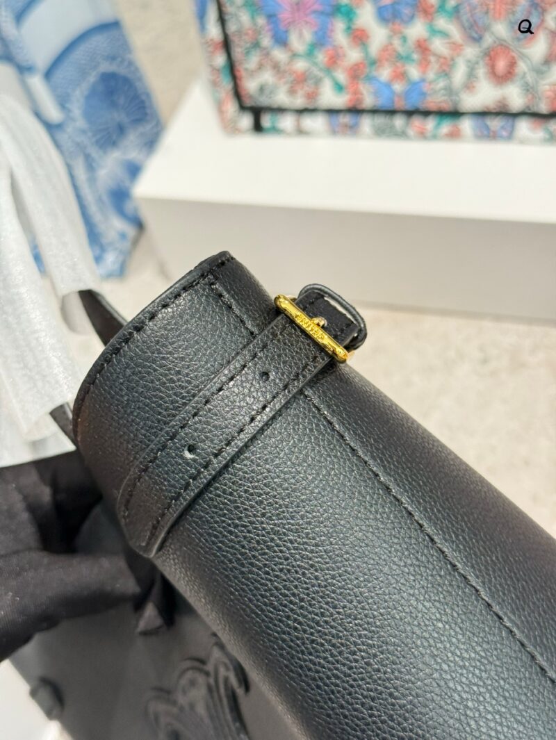 412d3aa90e.jpg Actual delivery photo p215
Celine's new tote bag
This coffee tote bag has a new size and is so cute! Although it is a mini, the capacity is very good, and the simple design is also easy to match. There is a belt on the side of the bag that can be tig...
