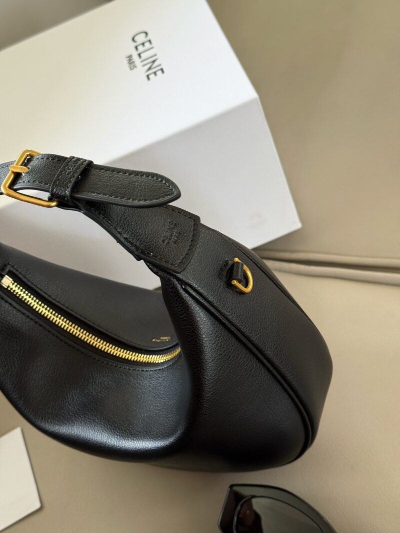 4148c62222.jpg 200 boxes
A gift that both mom and I would love
Size: Upper width 24 * 15cm
CELINE's latest handbag, Teen LULU
Handheld, shoulder back, and crossbody can be switched freely,
Single shoulder back with casual elegance!