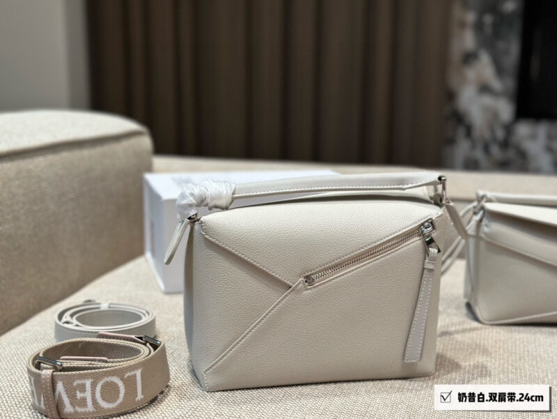 414e191ac1.jpg 275 300 box
Size: 18 * 11cm (small size)
24 * 15cm (large size)
Loewe Geometry Package Puzzle
The latest version of woven shoulder straps
Clean Puzzle Edge is very advanced!
?? Cowhide quality!
Completely hold on!