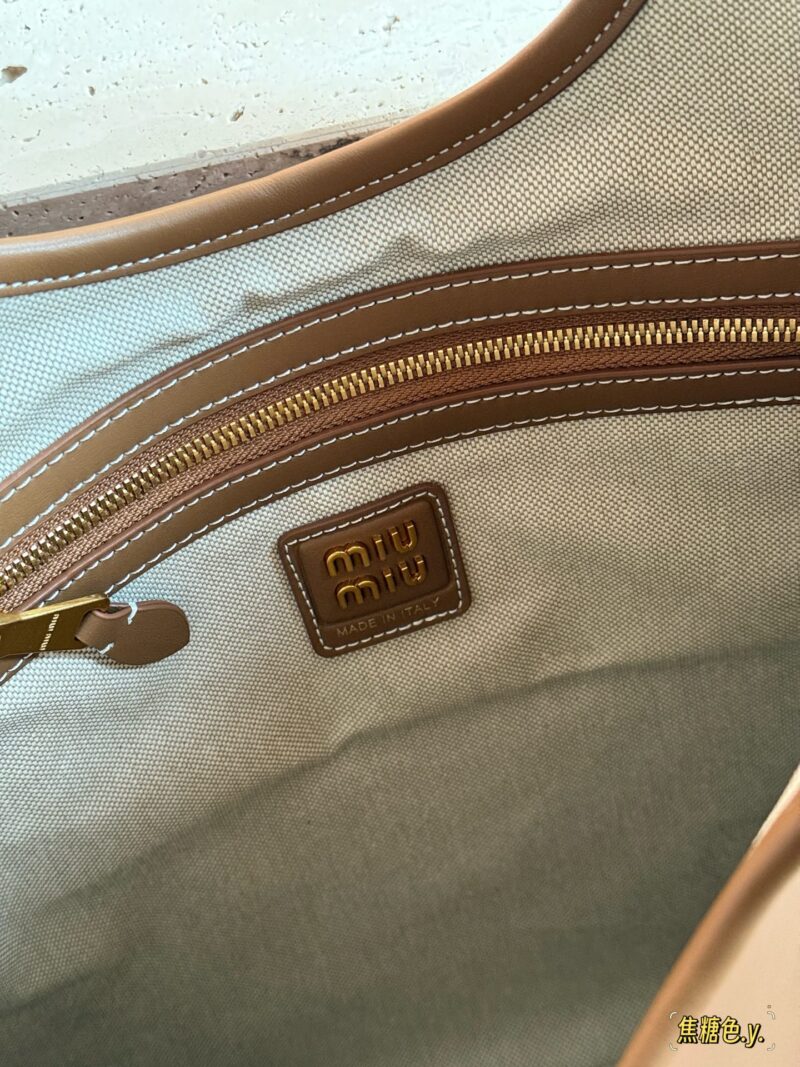414fe55142.jpg 235 box upgrade version y
size:33*30cm
Miumiu's new tote
The wind is blowing too hard this year
There are so many popular products!
This version is also too beautiful!
Spring and summer tote bags are the king!