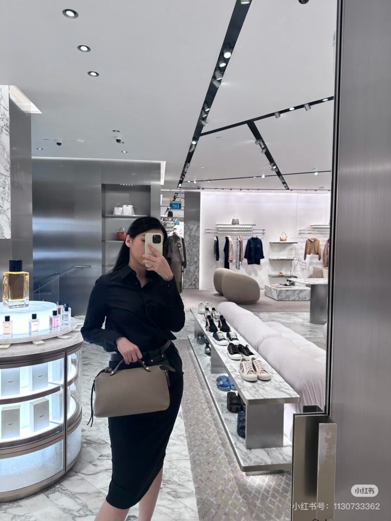 Fendi New | aBytheway New Performance
Fendi By The Way has been loved by many since its birth in 2014
This year's By The Way Seller's new performance on the runway is even more attractive! Dimensional compass
Medium size: 29 * 17 * 13
mini: 20*12*9