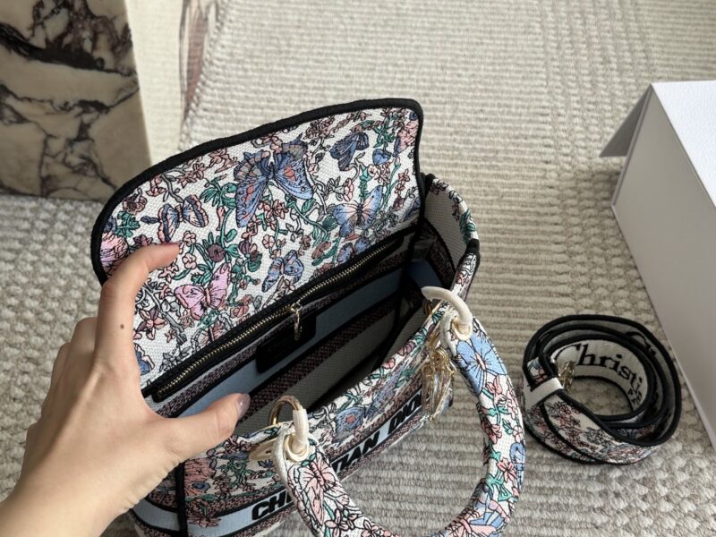355 box
size：24*20cm
Original Jacquard Edition
D Home Embroidery Concubine Bag
Modern leisure and elegance
Embroidered wide shoulder strap
especially! especially!!!
25ss New Year's Edition