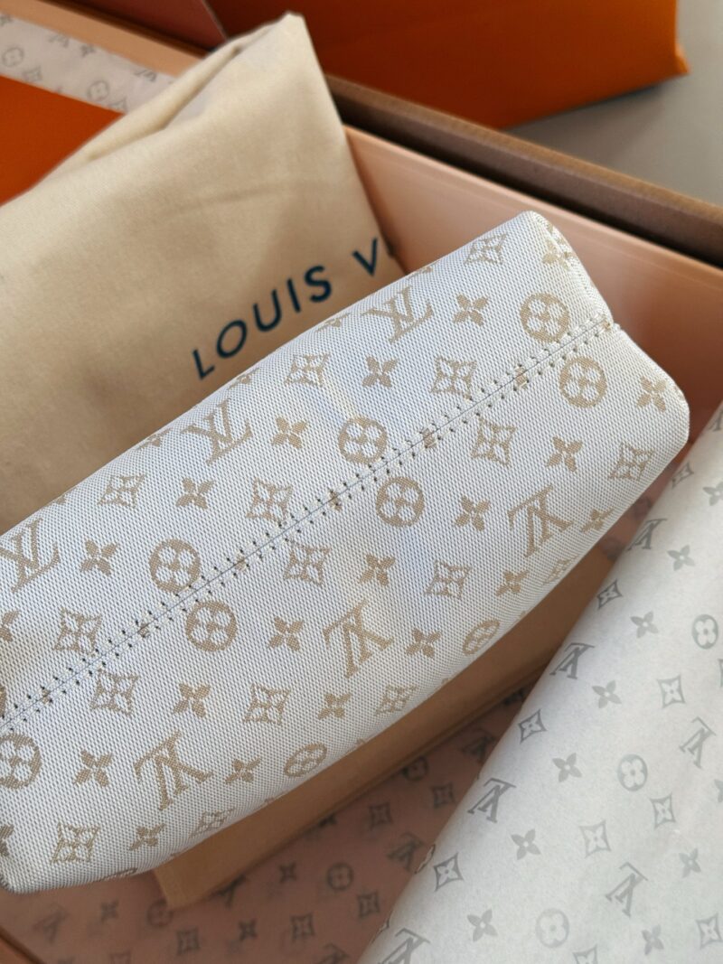 416f23c6ed.jpg 220 boxes
size:20*11cm
New denim lunch box bags keep up with this trend
That's so cute
Retro is the real top!
L's new denim lunch box bag!