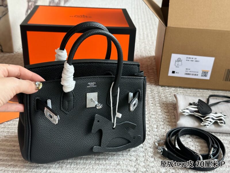 320 original togo leather
Size: 20cm box
Original quality ?
Original TC leather side panel steel seal code ??
The lock is made of copper, with a scarf and a flying horse pendant ??
The season for carrying platinum bags has arrived
The first...