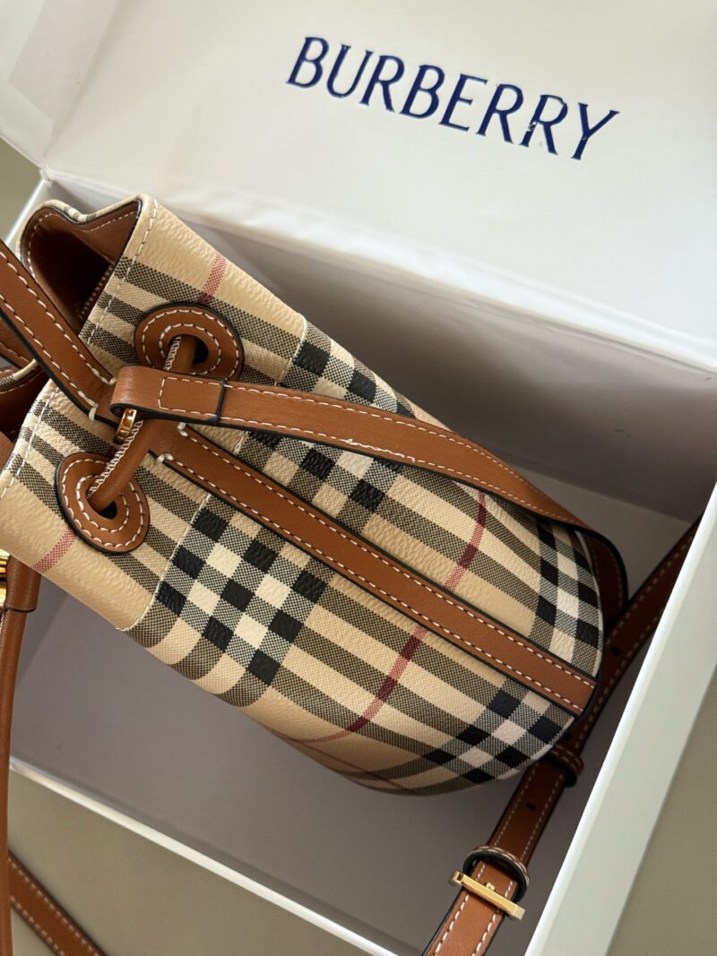 417ae65687.jpg 225 boxes
size:16*18cm
Bur | Knocking Cute Bucket Bag~
Multi color matching, portable crossbody can be freely matched~