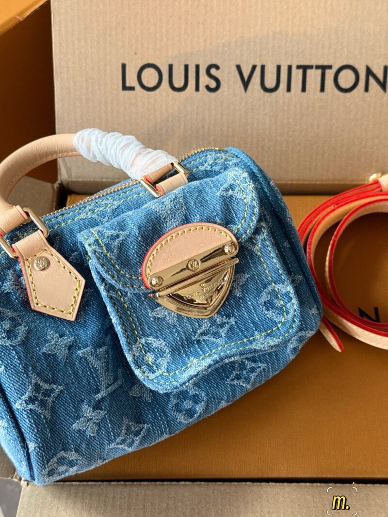 41978a7d74.jpg 300 boxes
size17*11cm
L's newly released denim Nano Speedy
Really cute
I feel younger than an old flower
It looks very mini, but it can hold a wallet, lipstick, phone, iPhone, car keys
Tested daily travel without any issues, OK
