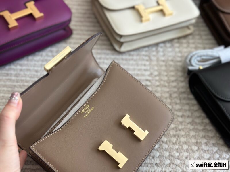 Comes with a complete set of packaging
size：19*15cm
H's flight attendant bag, Kangkang bag,
Original hand sewn,
???? Swift cowhide/silver buckle
Original logo complete