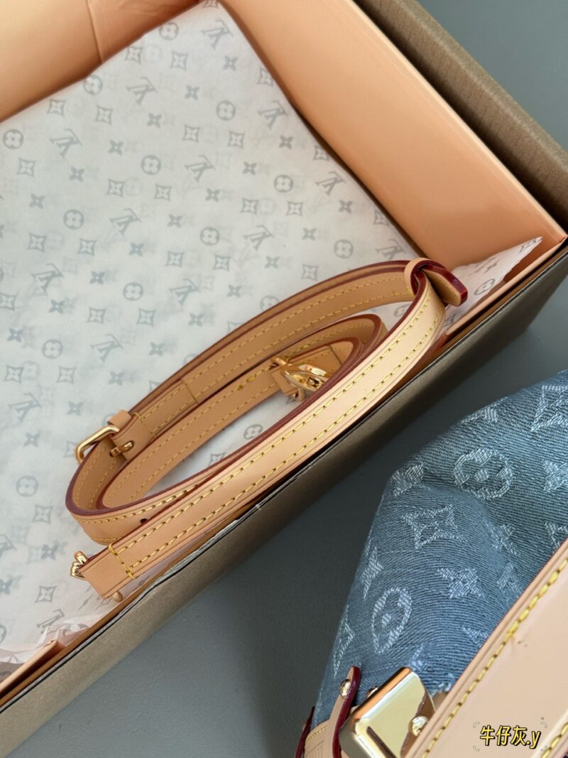 41a5877d89.jpg 270 box upgrade version y
size:23*16cm
Ljia 25trunk Rocket New Bag
Sidetrunk washed denim!!
This season's sailing series is all great!
√ Cowboy blue is gentle and versatile
Super Western style upupupup
Search Lv Soft Box (Box)