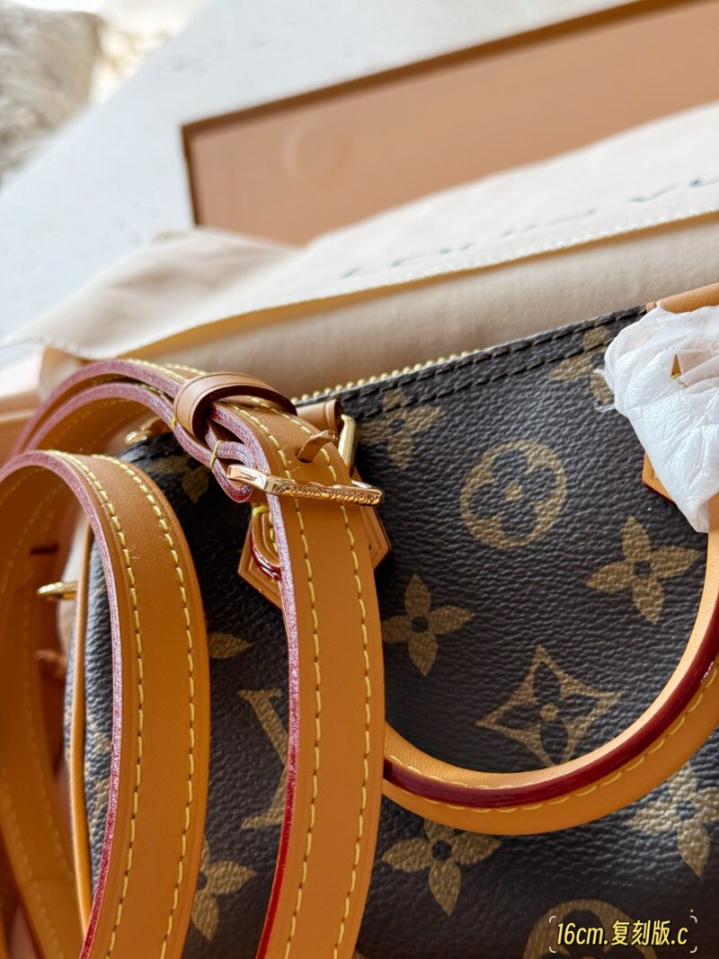 41b2b07a69.jpg 225 (box) upgraded again
size:16*10cm
L Home Forever Classic Speedy Nano
Get the same style as Fairy Sister in one second √
Taiwanese customers order vintage flowers+hardware+yellow leather
The shoulder strap can be disassembled and adjusted in l...