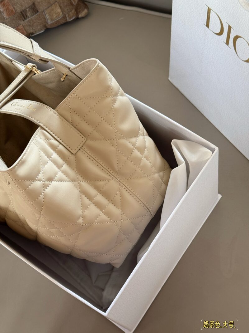 300 310 box upgraded version again
Size: 23x15cm (small size)
28 * 21cm (large size)
D's super popular Toujours shopping bag
I personally think the bag design is really durable!
I can't refuse anything gentle in beige color!
No big, no small!