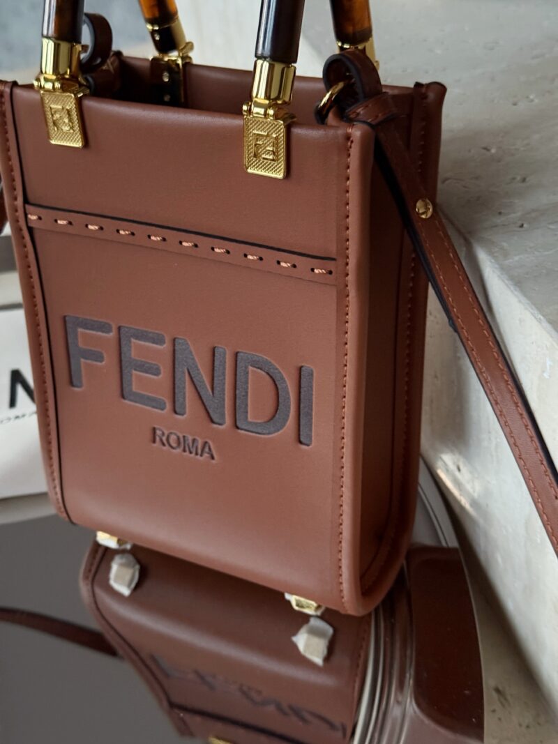 41bf2e2323.jpg 225 boxes
size:13*18cm
Exquisite small bag
FENDI Super Hot F Home
sunshine mini tote~
A small and exquisite bag
Classic retro style, fashionable and durable!