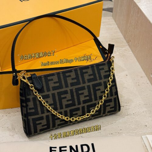 195 box
size：23*14cm
Fendi Underarm Bag/Mahjong Bag
Really perfect!
The leather shoulder strap has a strong texture, and the hardware chain is more exquisite
Love, love, love!
Handheld, Underarm, Crossarm