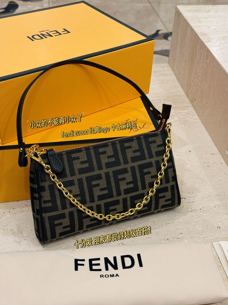 41c3e6bea6.jpg 195 box
size:23*14cm
Fendi Underarm Bag/Mahjong Bag
Really perfect!
The leather shoulder strap has a strong texture, and the hardware chain is more exquisite
Love, love, love!
Handheld, Underarm, Crossarm