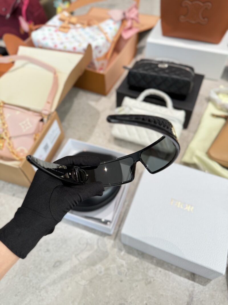 41c5a3161c.jpg Actual delivery photo p215
The D family headband and sunglasses that fashionable bloggers wear!!
Kanda, who was in charge of sunglasses in ancient Greece
Recent new favorite - Dior headband sunglasses
Really roar, look at it
You can also take it off ...