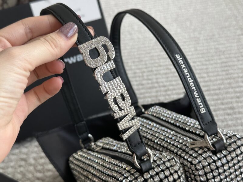 160 170 (wrist rhinestone) with box
size：18*10cm
BlingBling Giant Flash
AW King Water Diamond Bag
Summer really needs a rhinestone bag to blow up the streets!
The manufacturer also gives away long shoulder straps
Isn't it a great value!!
