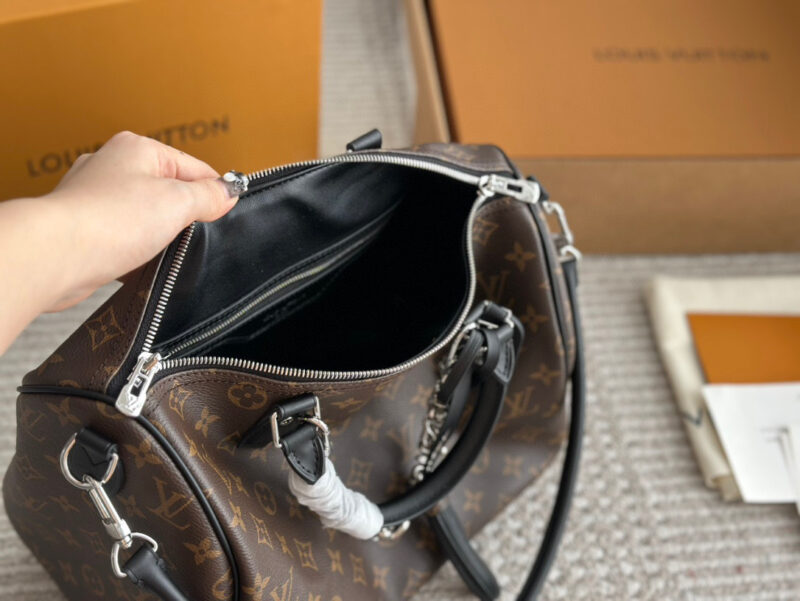 41f06e5ccd.jpg 280 pairs of boxes
2024 new model size: 30cm
L Home SPEEDY30
Copy edition pillow bag
Original hardware (folded)
?? The new shoulder straps are really roaring and beautiful
Search for Lv pillow bag