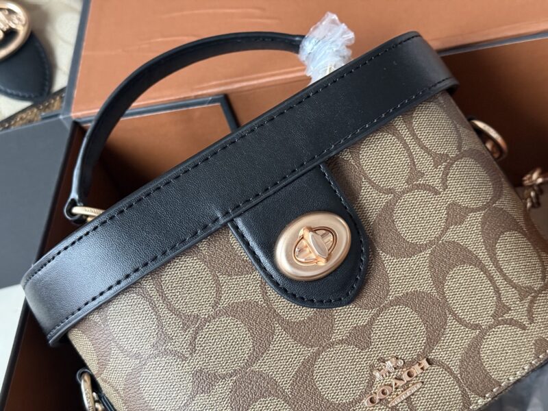41f382eaea.jpg 225 boxes
size:19*13cm
C's new model Georgie
Limited edition presbyopia box bag,
This one exudes a high-end texture,
And it's super versatile.
It's time to give yourself a seasonal bag~
Original hardware! Order version!