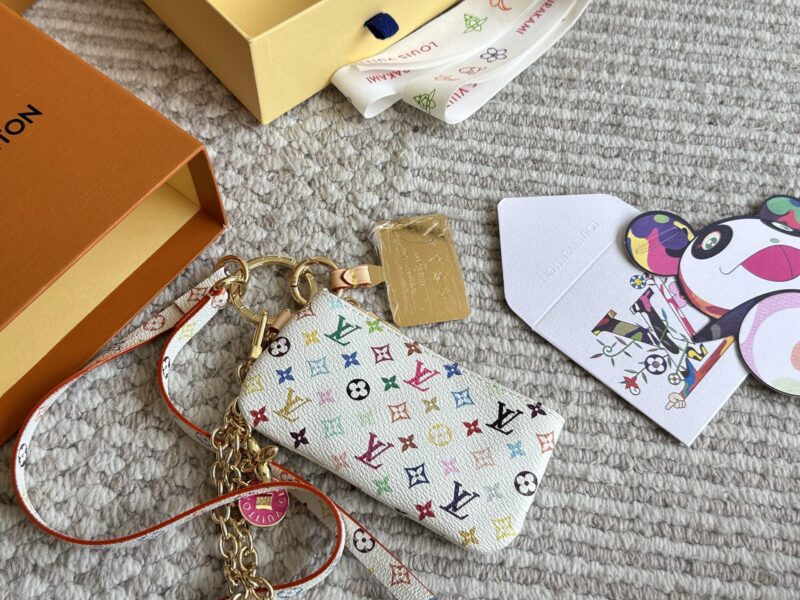 210 fashion is indeed a cycle
Who got the LV Murakami Takashi limited edition phone chain bag? It's so cute, isn't it? As expected, a fashionable item can only hold one lipstick
It's okay to use it as a pendant or a card bag when going out. It's expe...
