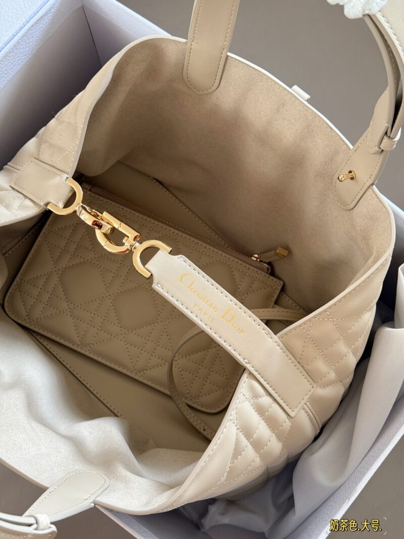 300 310 box upgraded version again
Size: 23x15cm (small size)
28 * 21cm (large size)
D's super popular Toujours shopping bag
I personally think the bag design is really durable!
I can't refuse anything gentle in beige color!
No big, no small!