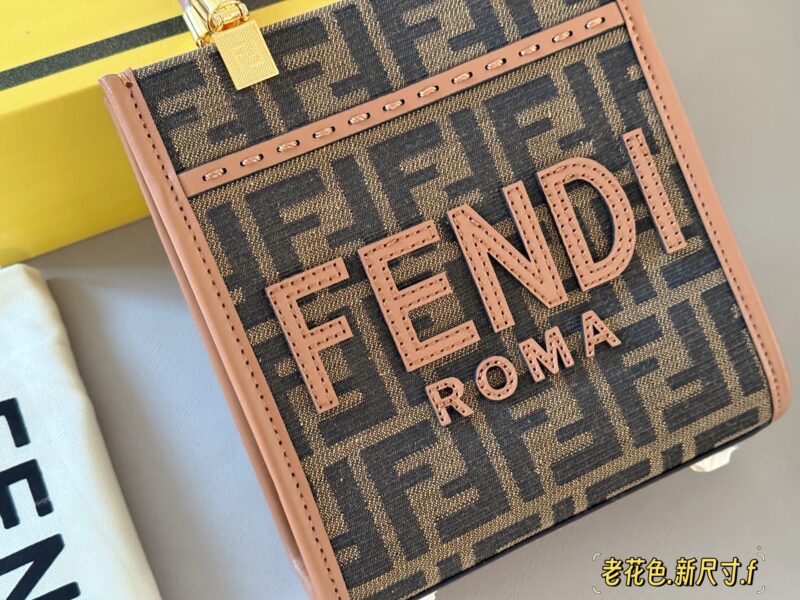 422353054c.jpg 205 box
size:18*14cm
24ss Fenditote tote bag
A new size has been released
Small tote bags are perfect for daily outings
Practical and versatile!