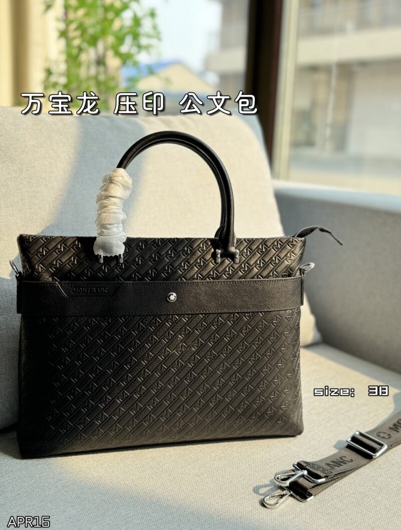 42346a5d1a.jpg Cowhide 315
size:38×28
MONTBLANC embossed handbag, briefcase, crossbody bag
Compact design, dynamic and agile, cool style, casual and casual. This human friendly bag is made of black leather with an embossed "M" - shaped printed pattern, providing...