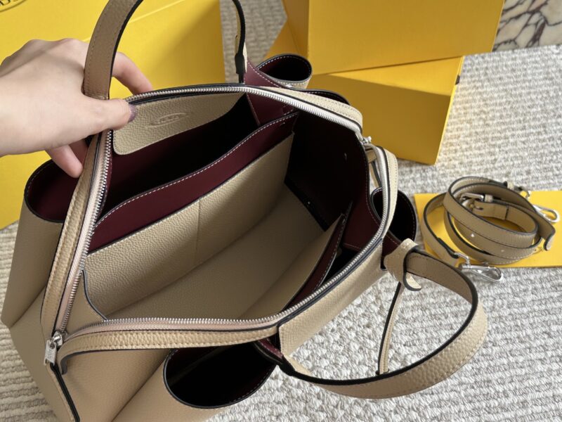 310 box cowhide
size：20*33cm
TODS's milk tea bucket bag is so delicious!
TODS's newly released bucket bag
A cute little one that combines appearance and capacity!
Can be carried diagonally or by hand
It's really convenient to go out in daily life
B...