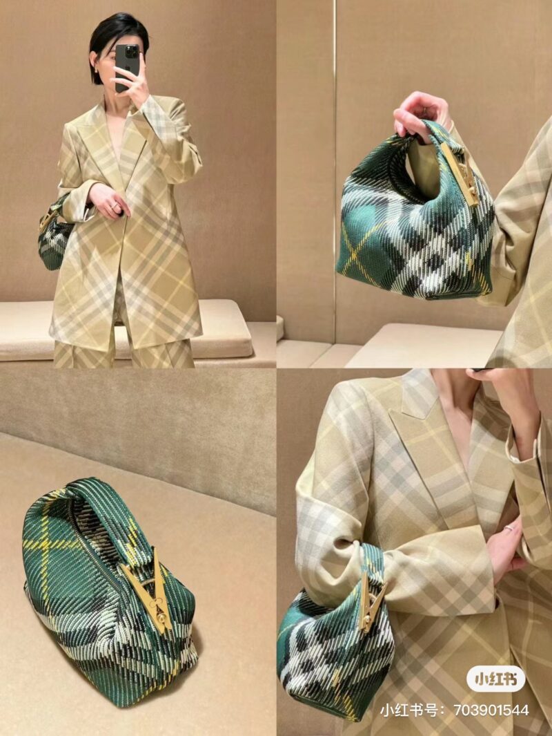 Burberry lunch box bags are really popular. The designer is a genius who never expected the clothesline to match the bag Designers are really imaginative. Burberry's latest lunch box bag is really popular, with a retro feel added to the dark green color!