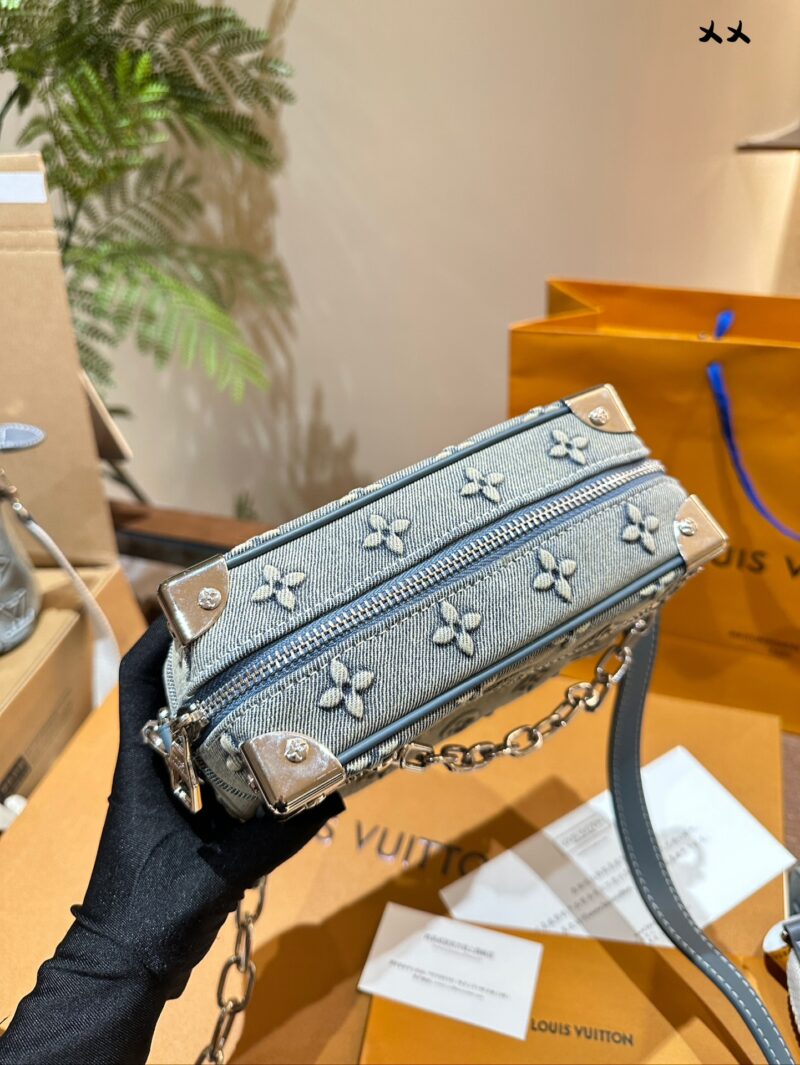 LV denim small box bag that incorporates some futuristic feel
I personally love the 2024 vacation series so much. The futuristic fashion in science fiction movies has a visual effect, so I couldn't wait to flip through this season's new bags. The use...