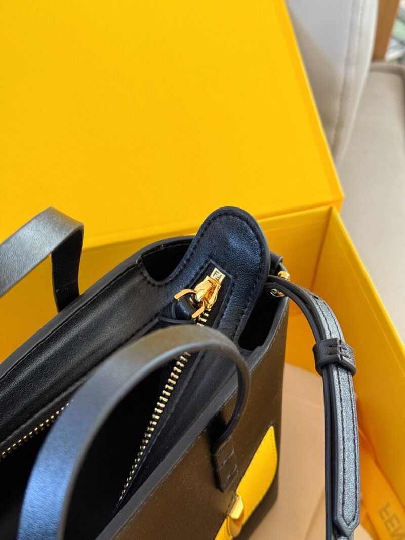 424d1912be.jpg 230 box
size:16*13cm
Fendi F's little monster Toth
I found it very versatile on the upper body!
Look at this little one
But it can hold all the necessary items for daily outings~